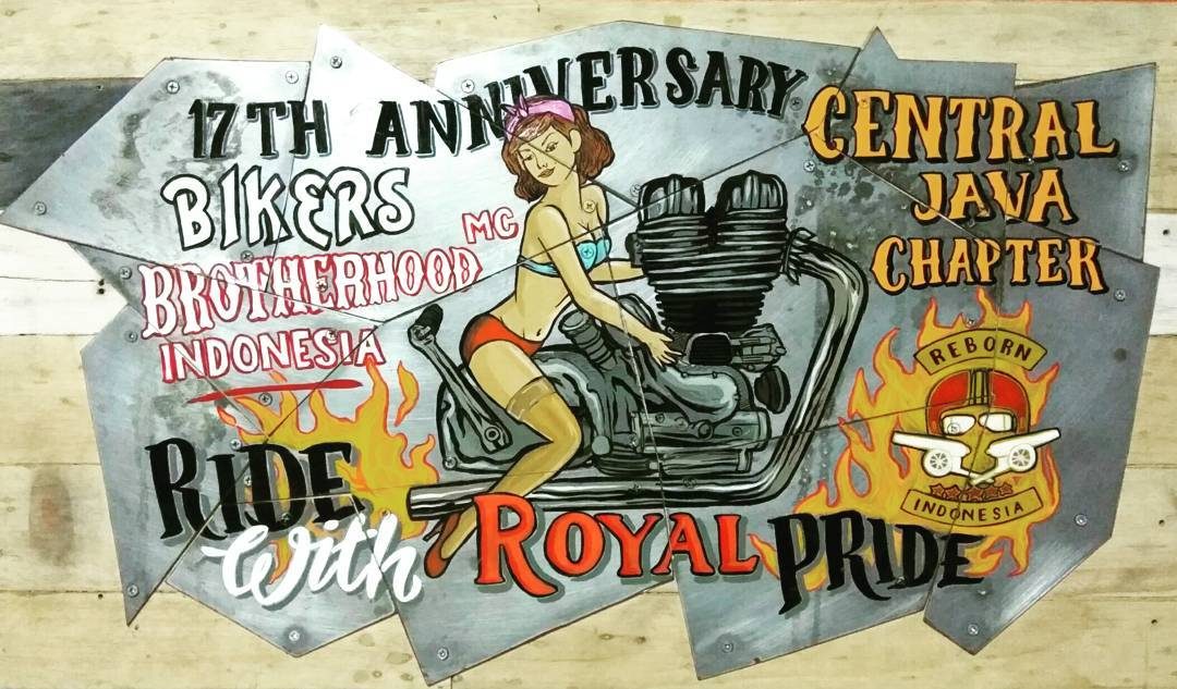 Papan tanda kustom bergaya cat tangan untuk perayaan komunitas motor